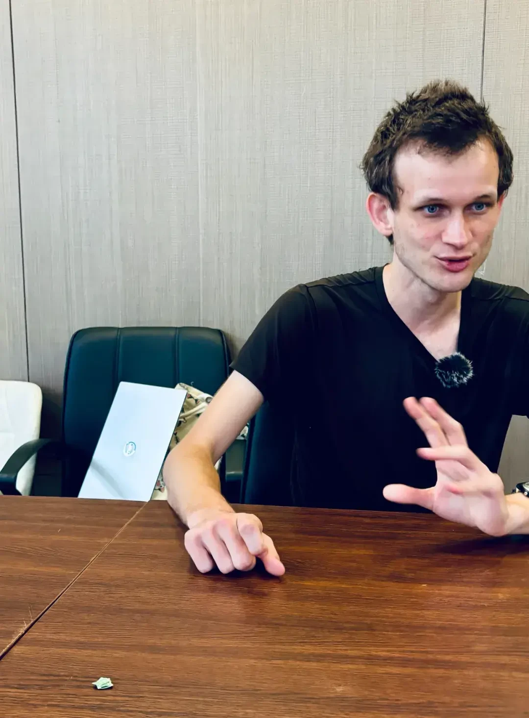 对话Vitalik：世界不该落入AI只手遮天的权力王国